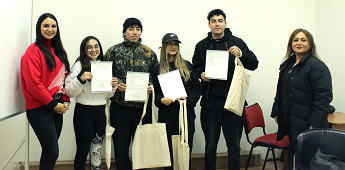 Estudiantes de Periodismo desarrollan proyectos audiovisuales para el Departamento de Educación Continua como parte de una experiencia práctica