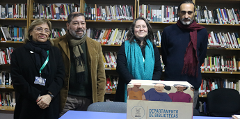 Usach realiza donación de libros a la Biblioteca Pública de Estación Central