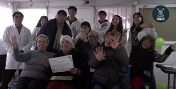 Estudiantes Usach realizan talleres de farmacología para personas mayores de Estación Central