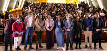 Ministra Camila Vallejo dicta charla sobre los peligros de la desinformación