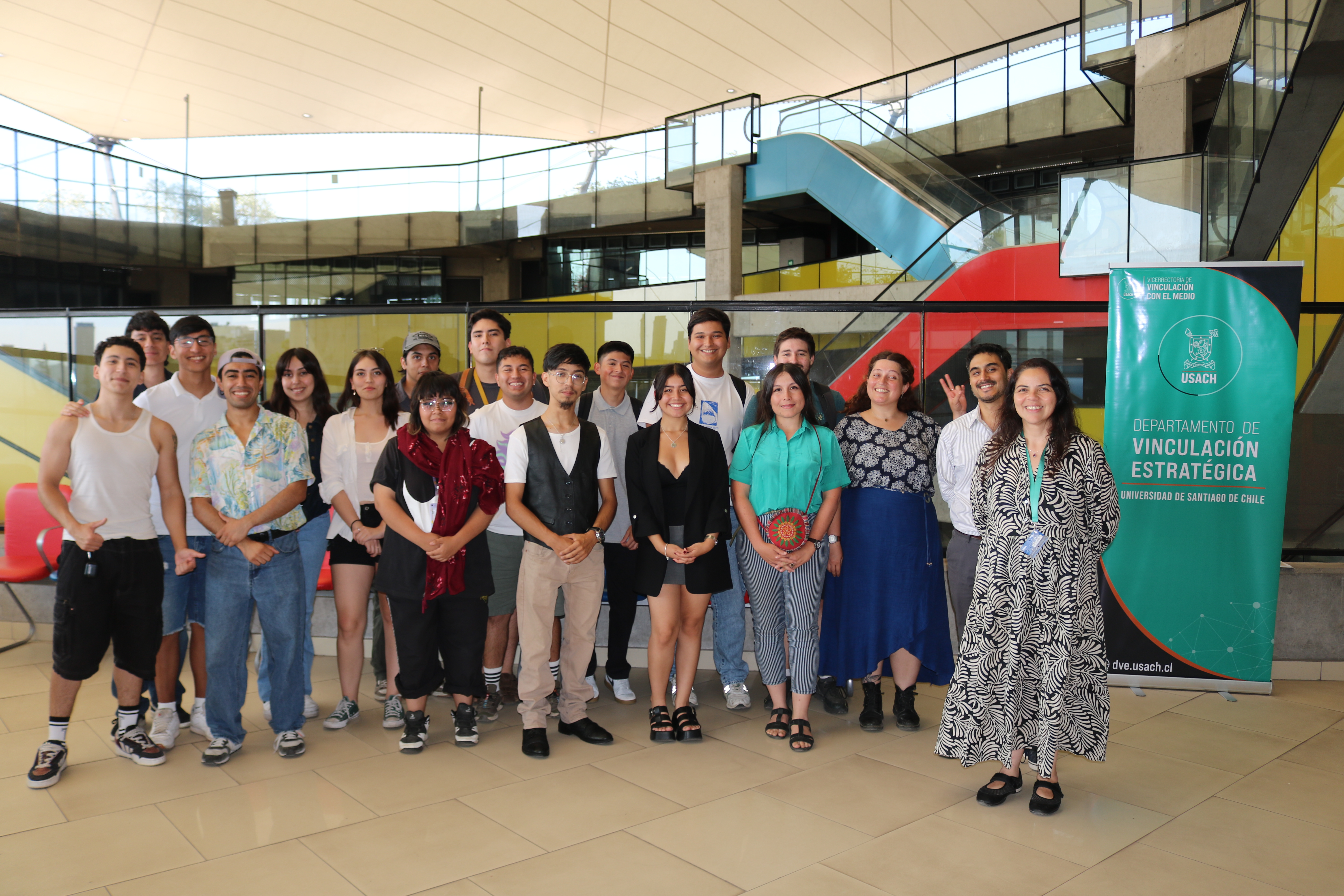 La fotografía muestra al grupo de estudiantes, docente y representantes municipales que desarrollaron la asignatura vinculada.