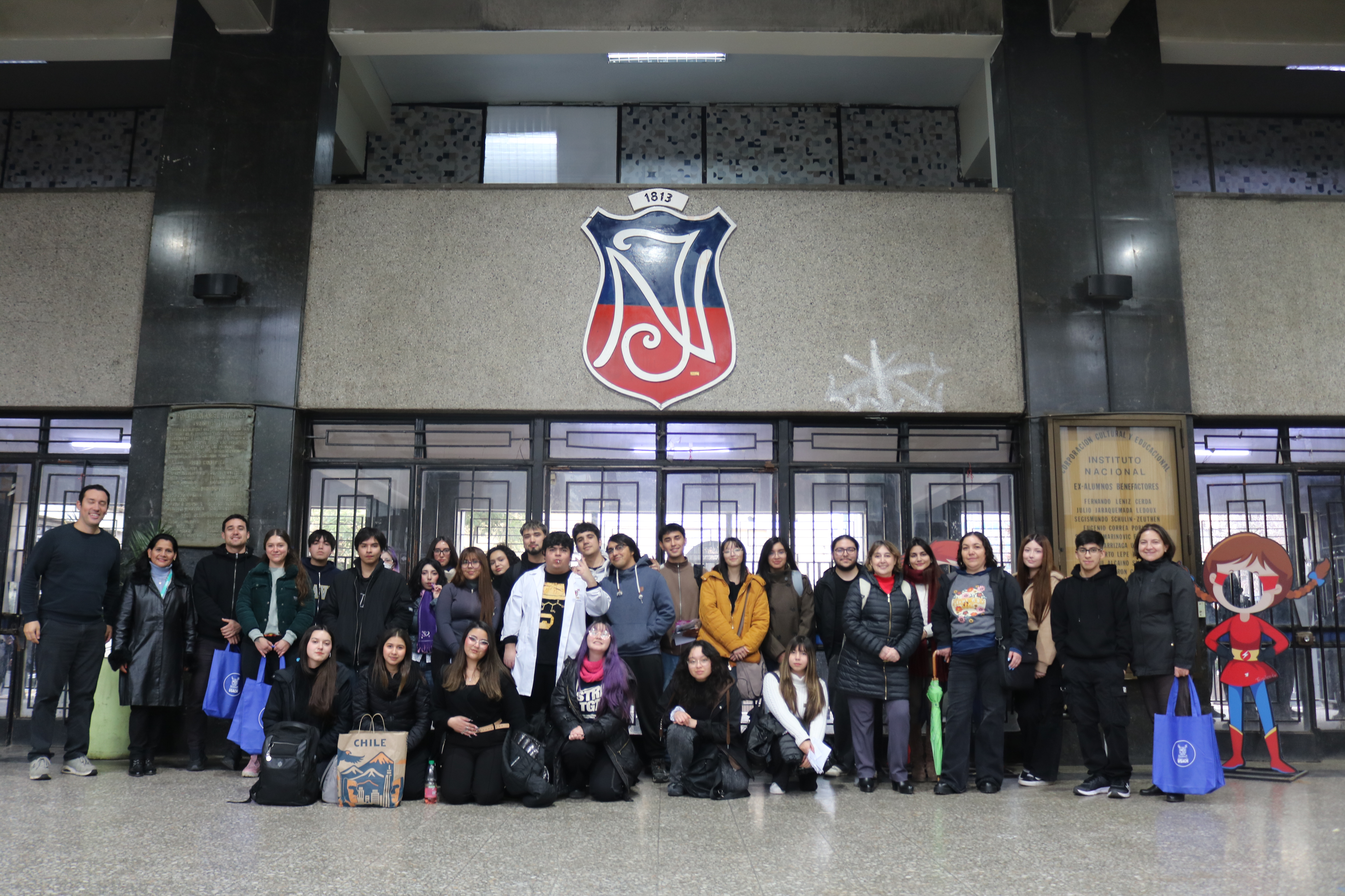 Fotografía grupal de la delegación Usach en el Instituto Nacional.