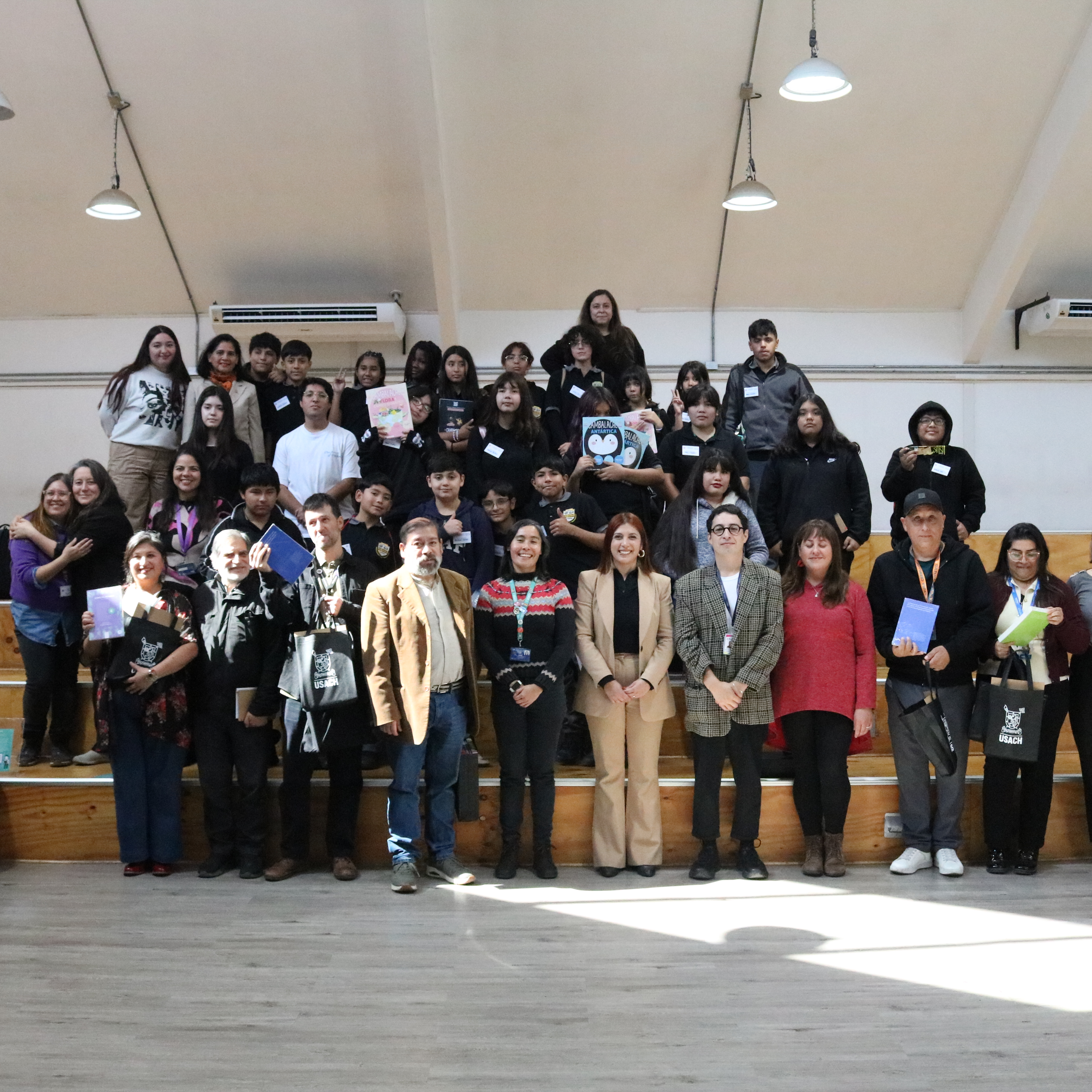 Fotografía grupal del lanzamiento de la Colección ADAIN.