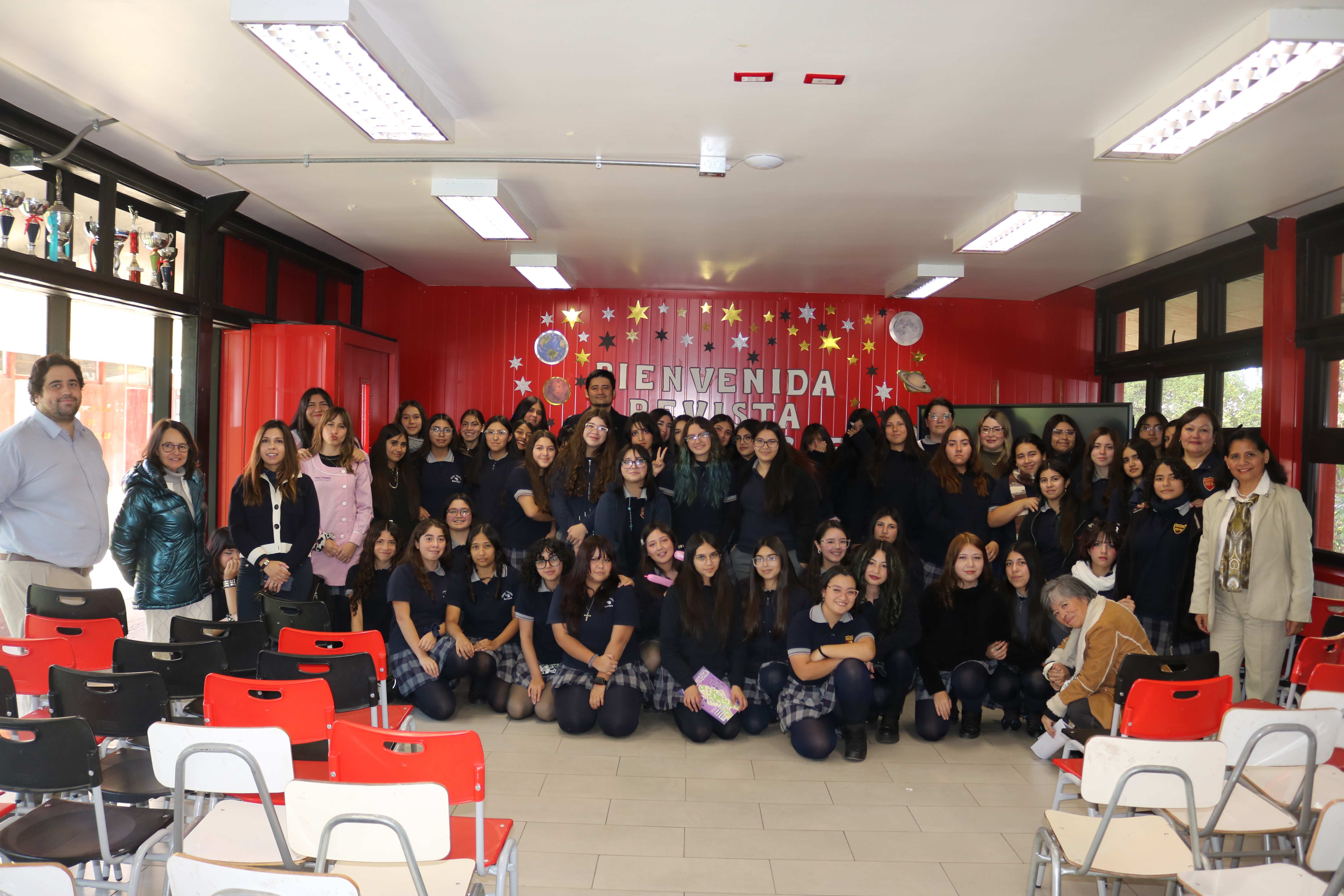Fotografía grupal con estudiantes del Liceo.
