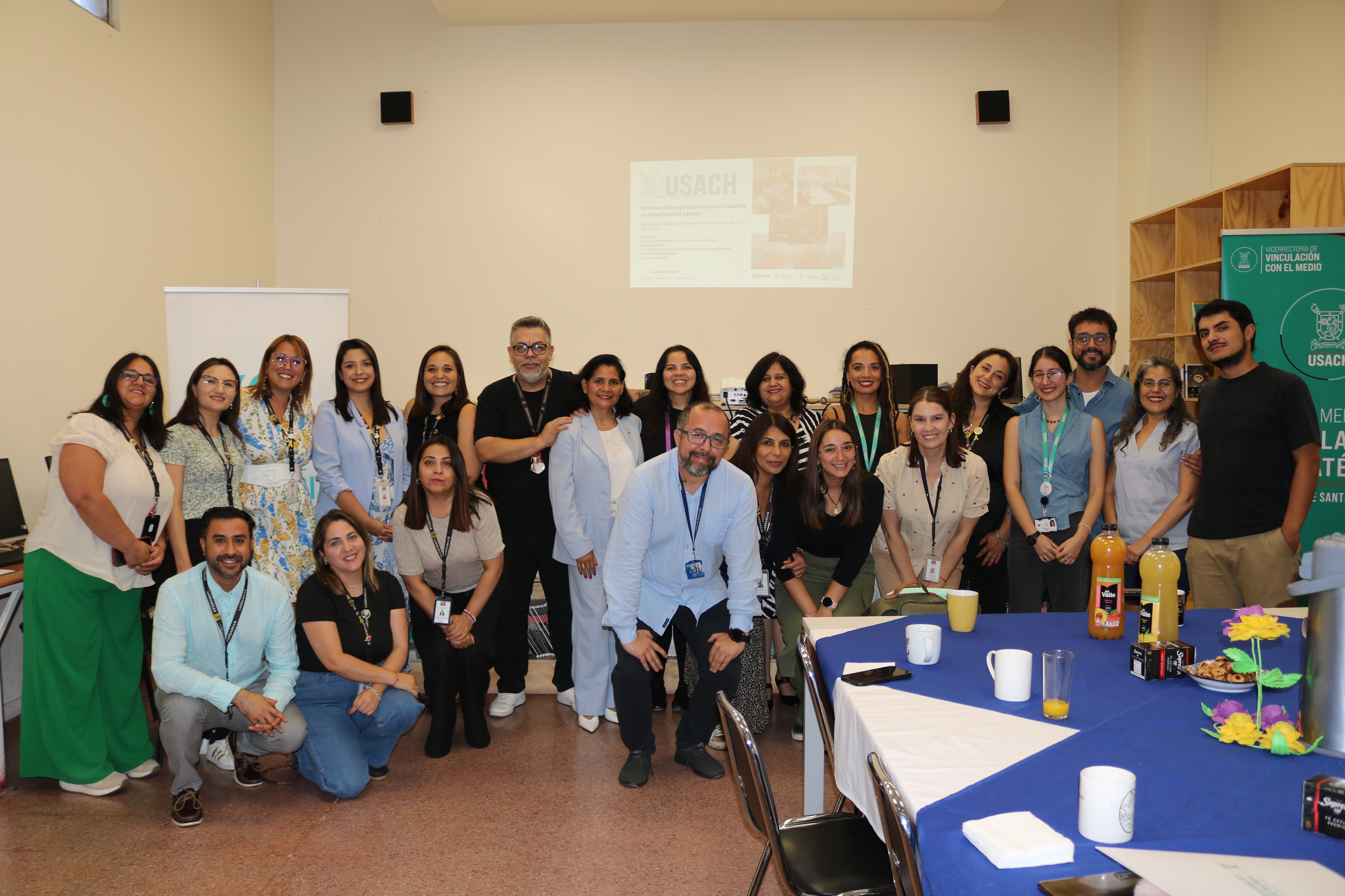 Foto grupal de estudiantes, funcionarios y docentes participantes de la asignatura.