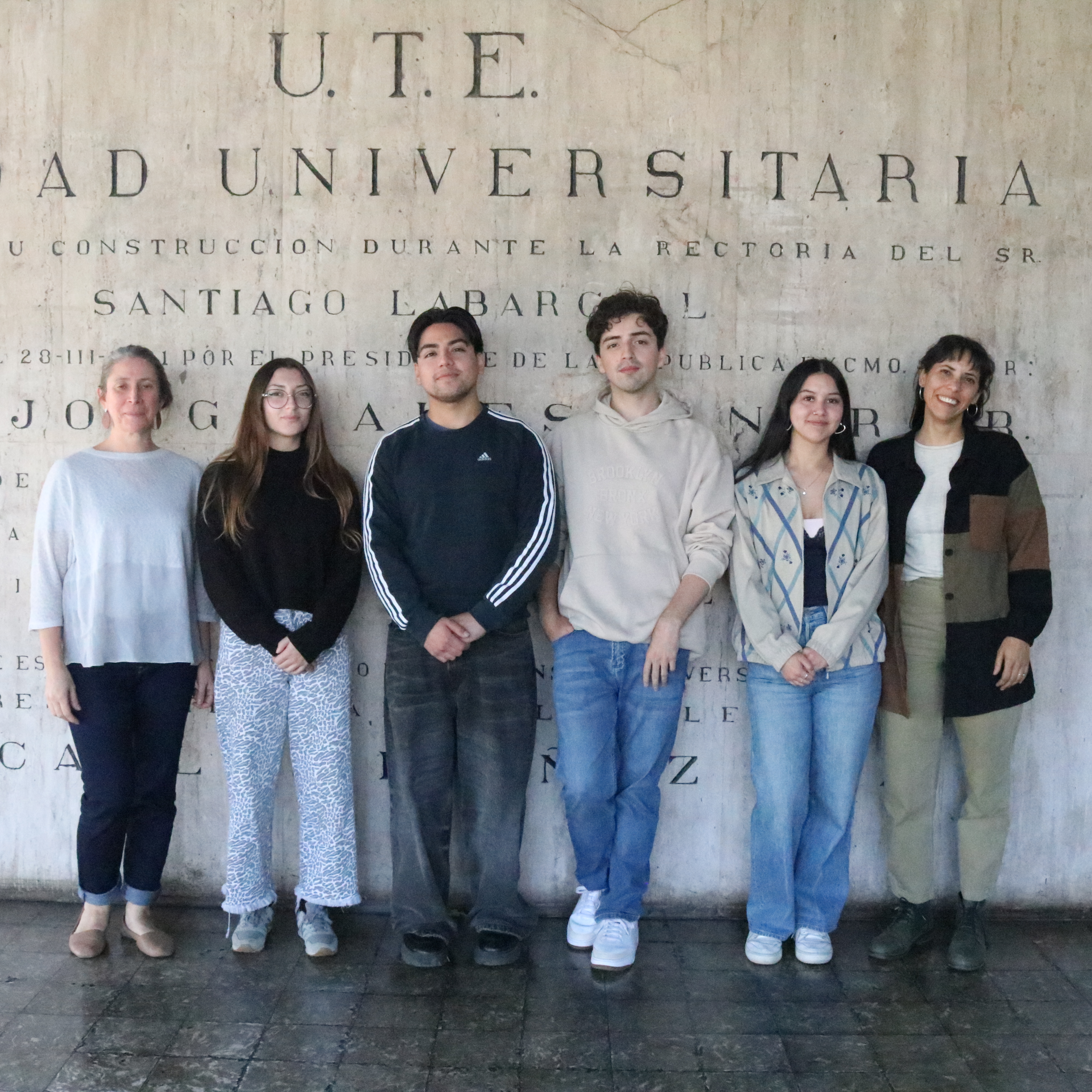Fotografía grupal de estudiantes y docentes de la asignatura.