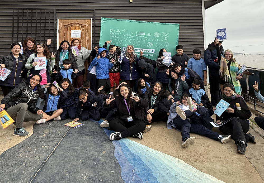 Estudiantes de la Escuela junto al equipo Usach en la biblioteca escolar.