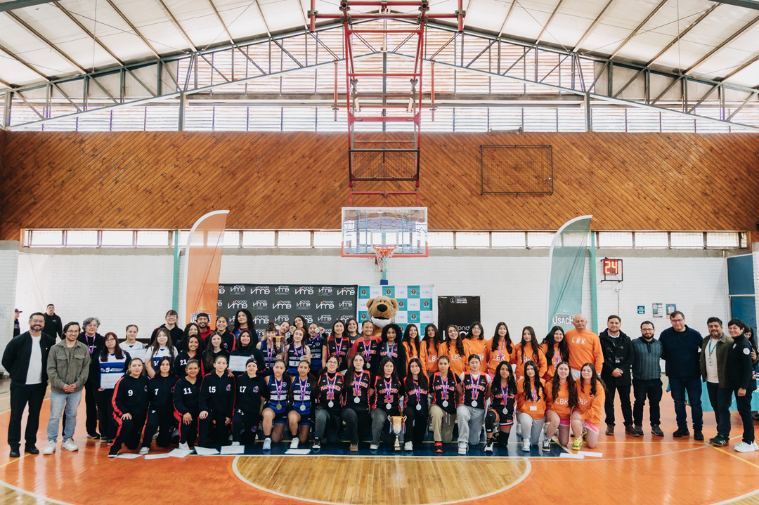 Fotografía de los clubes de básquetbol y equipo del proyecto.