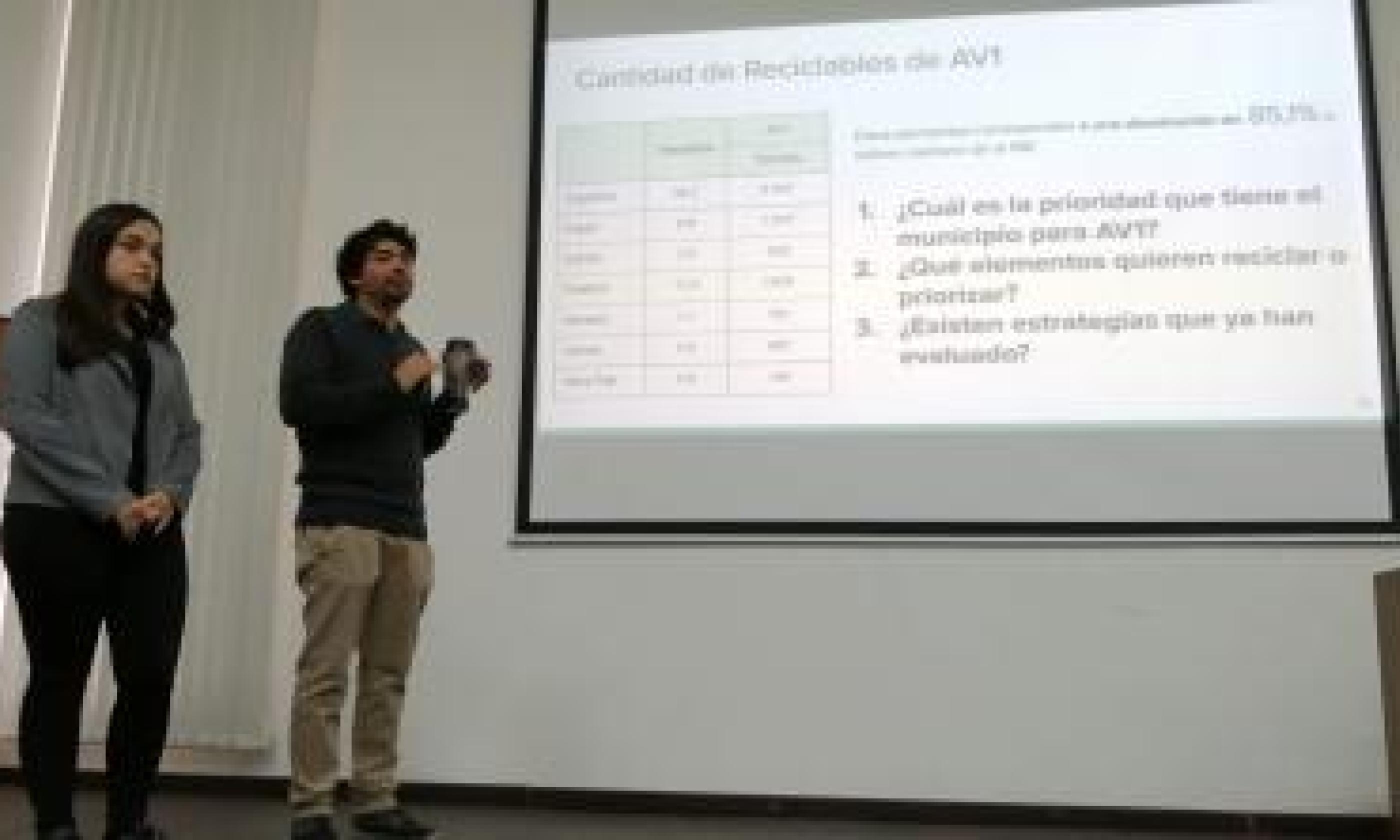 Estudiantes del plantel presentan a funcionarios municipales la línea de base del Plan maestro de reciclaje de Santiago