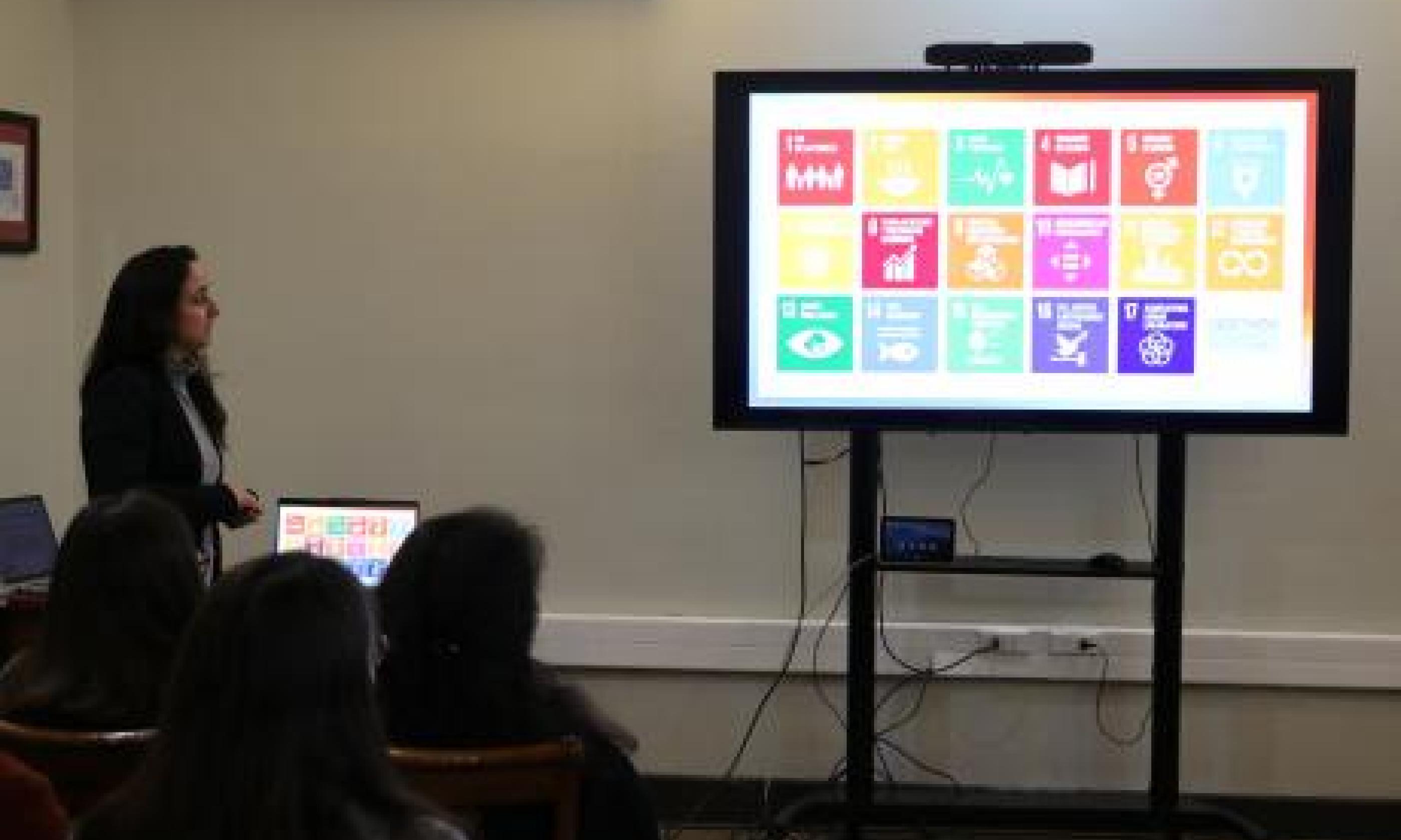 Académica de la Facultad de Ingeniería dicta Escuela Formativa dirigida a la Mesa para un Territorio Inteligente y Sostenible