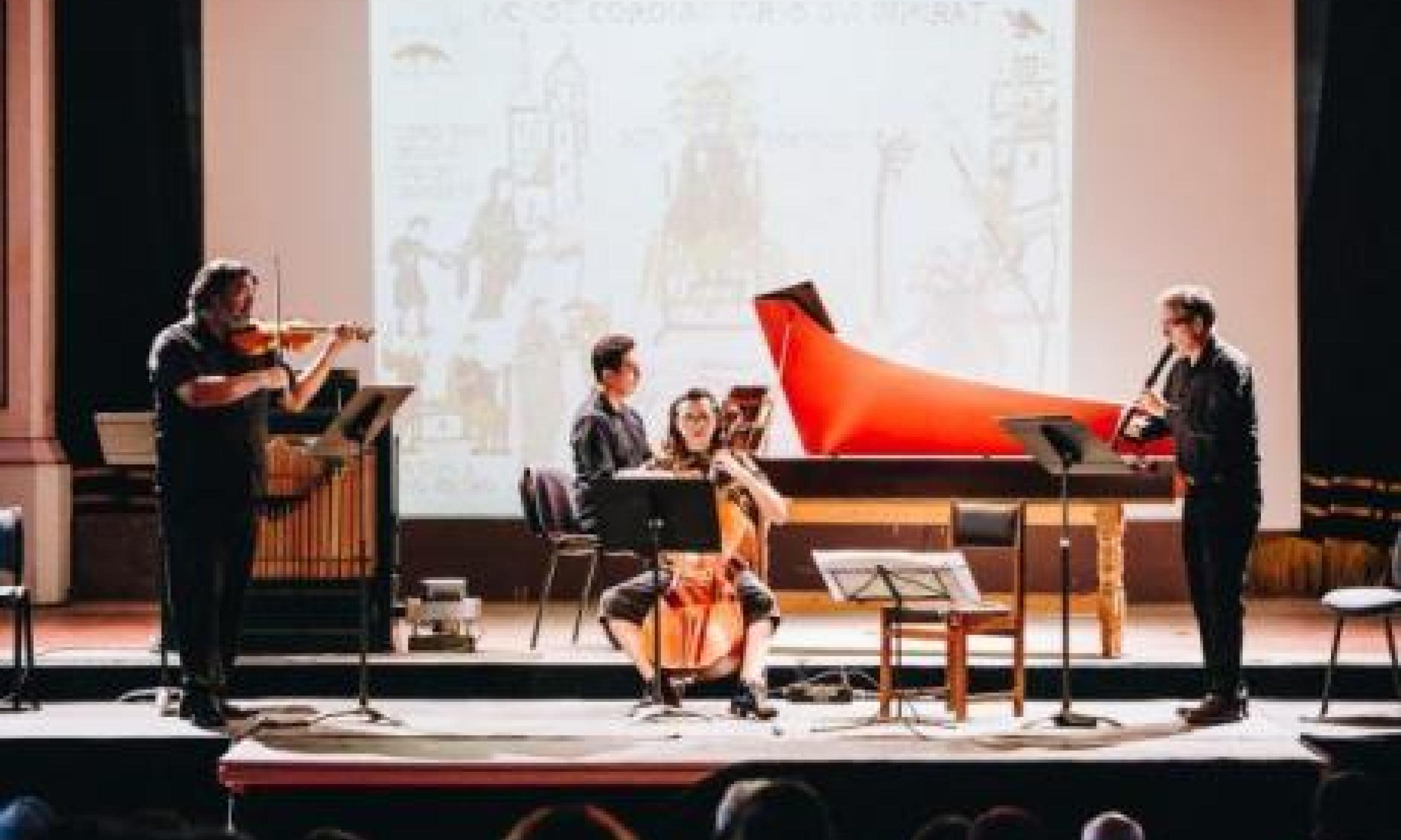 Vecinos y vecinas de Huechuraba asisten a Syntagma Musicum en Teatro Aula Magna