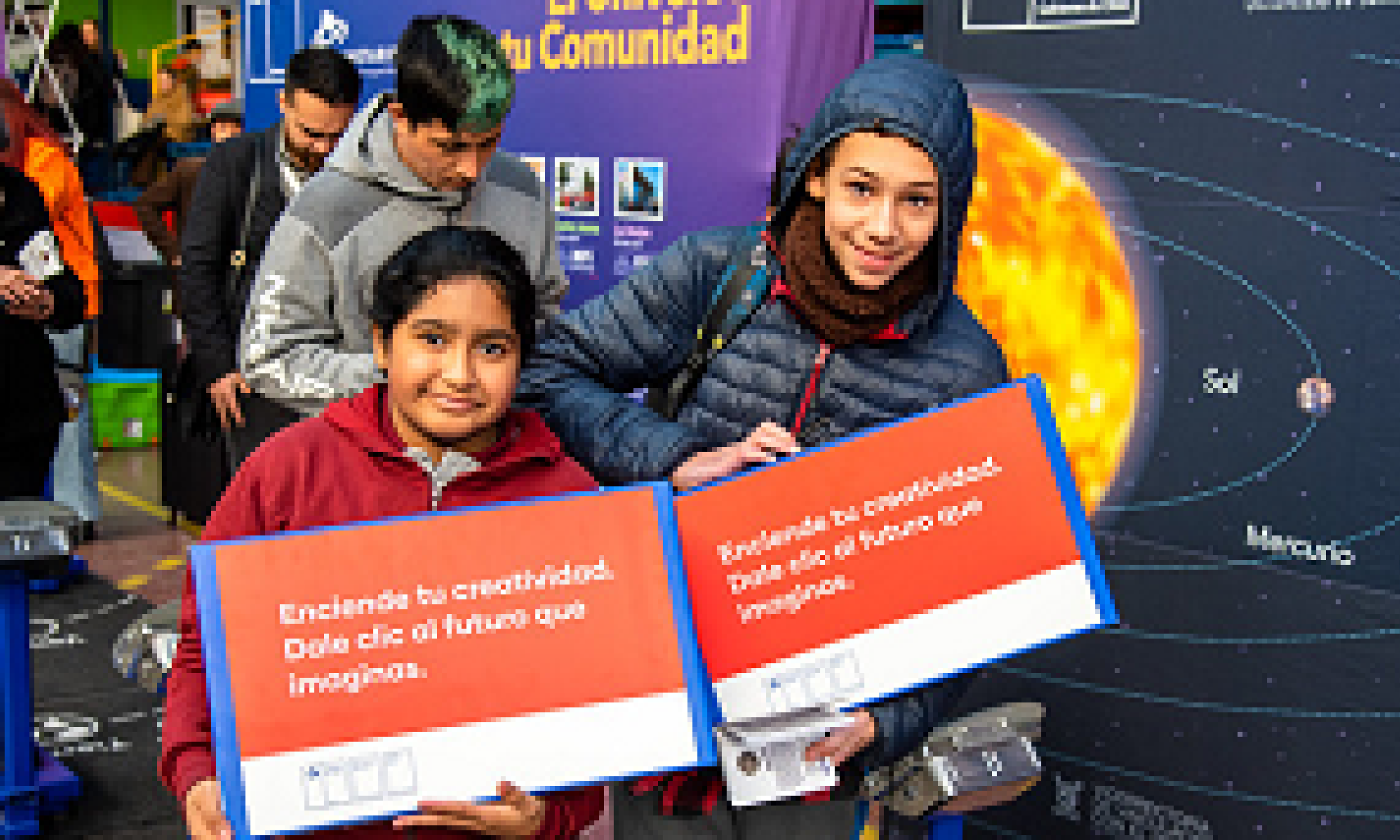 Planetario USACH participa en entrega de computadores de Beca TIC de JUNAEB en Feria de Innovación y Tecnología