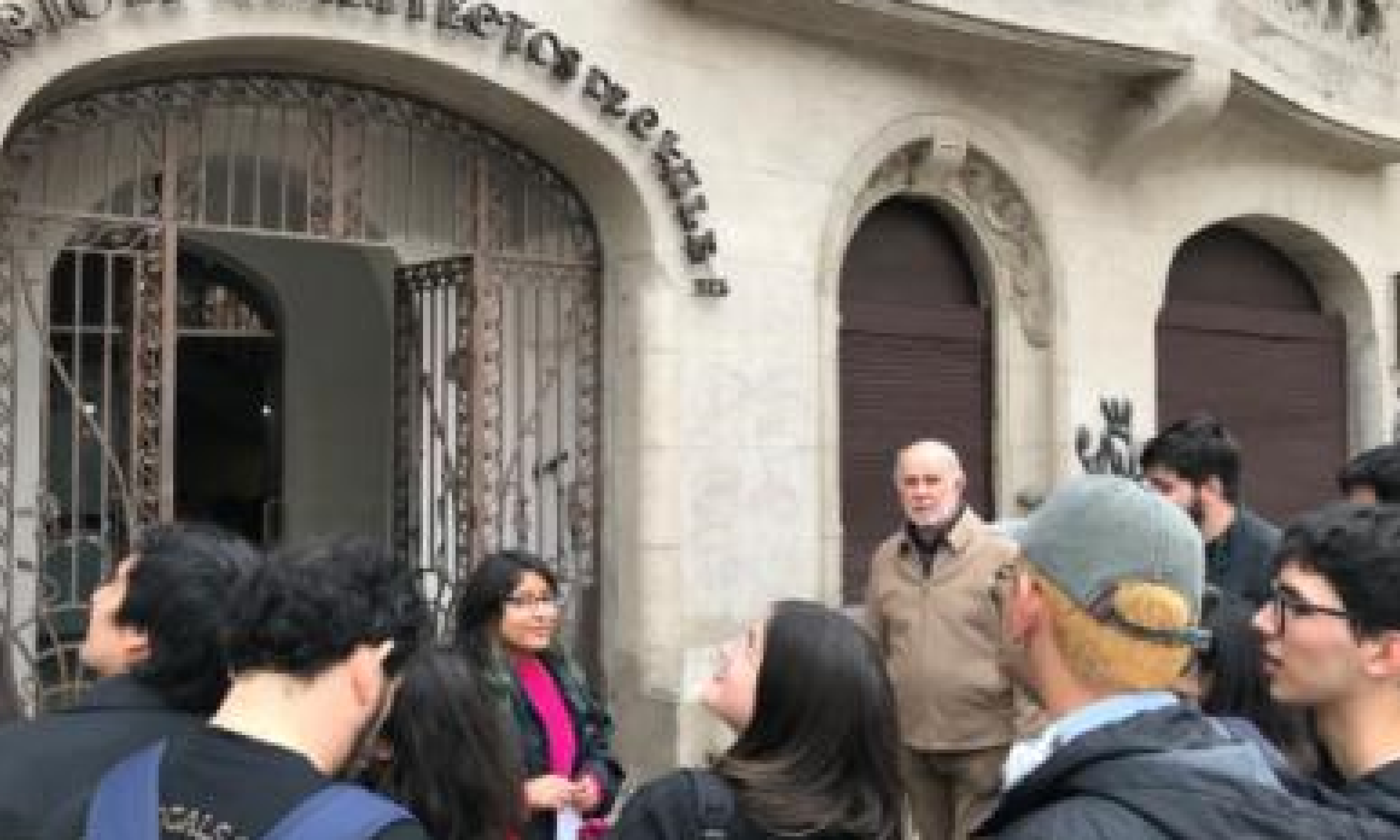 Estudiantes de la Facultad de Arquitectura y Ambiente Construido participaron como guías en Día de los Patrimonios