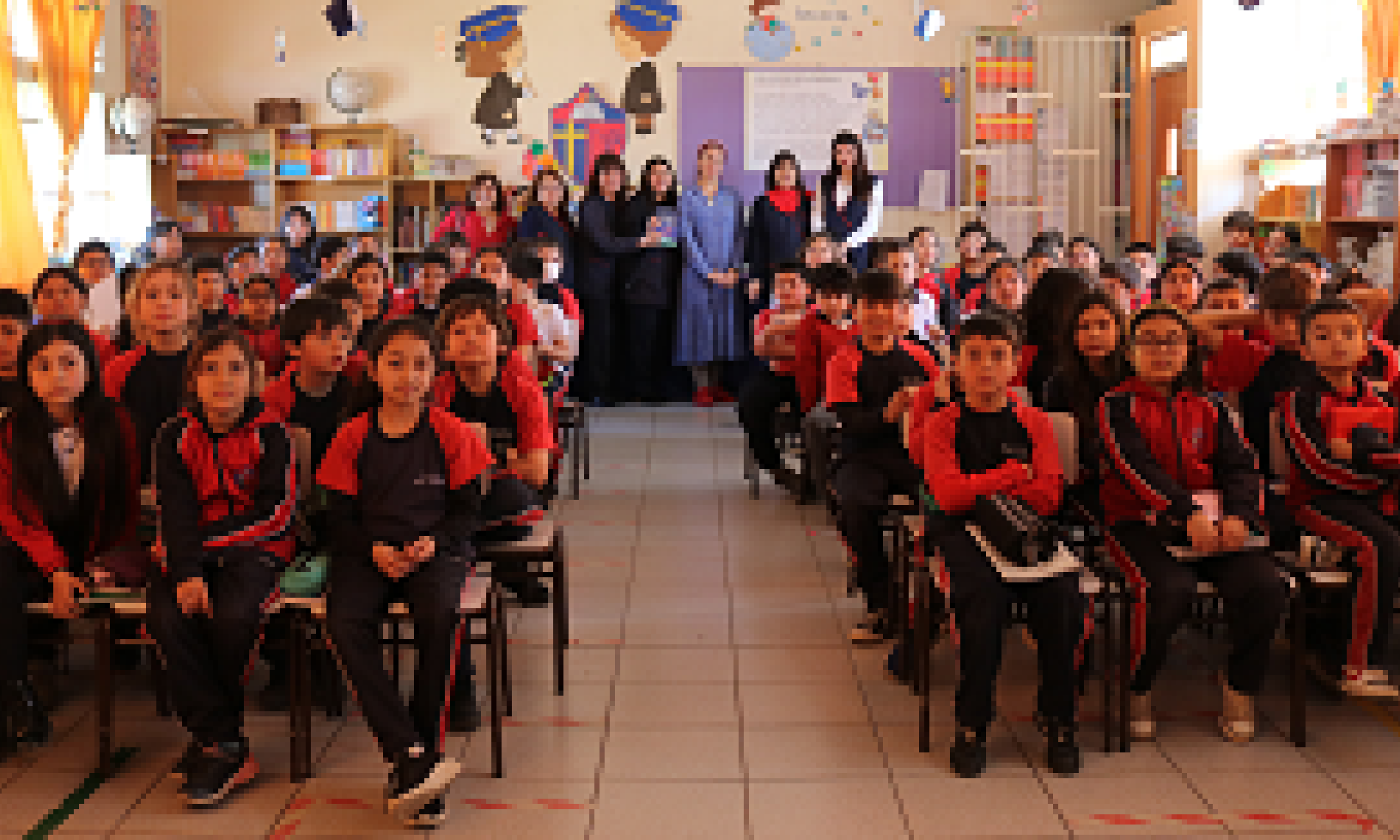 Académica Usach y autora de El Viaje del Uno realiza charla científica en colegio de El Monte