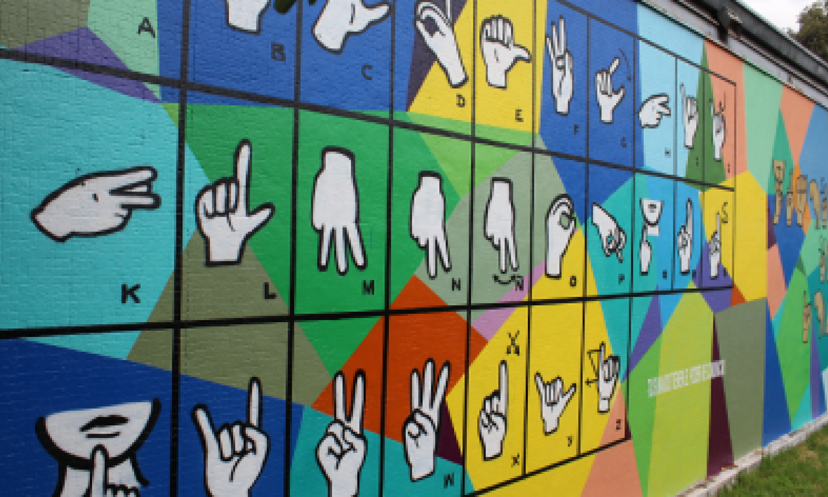 Mural con lengua de señas se transforma en nuevo hito de inclusión en la Usach