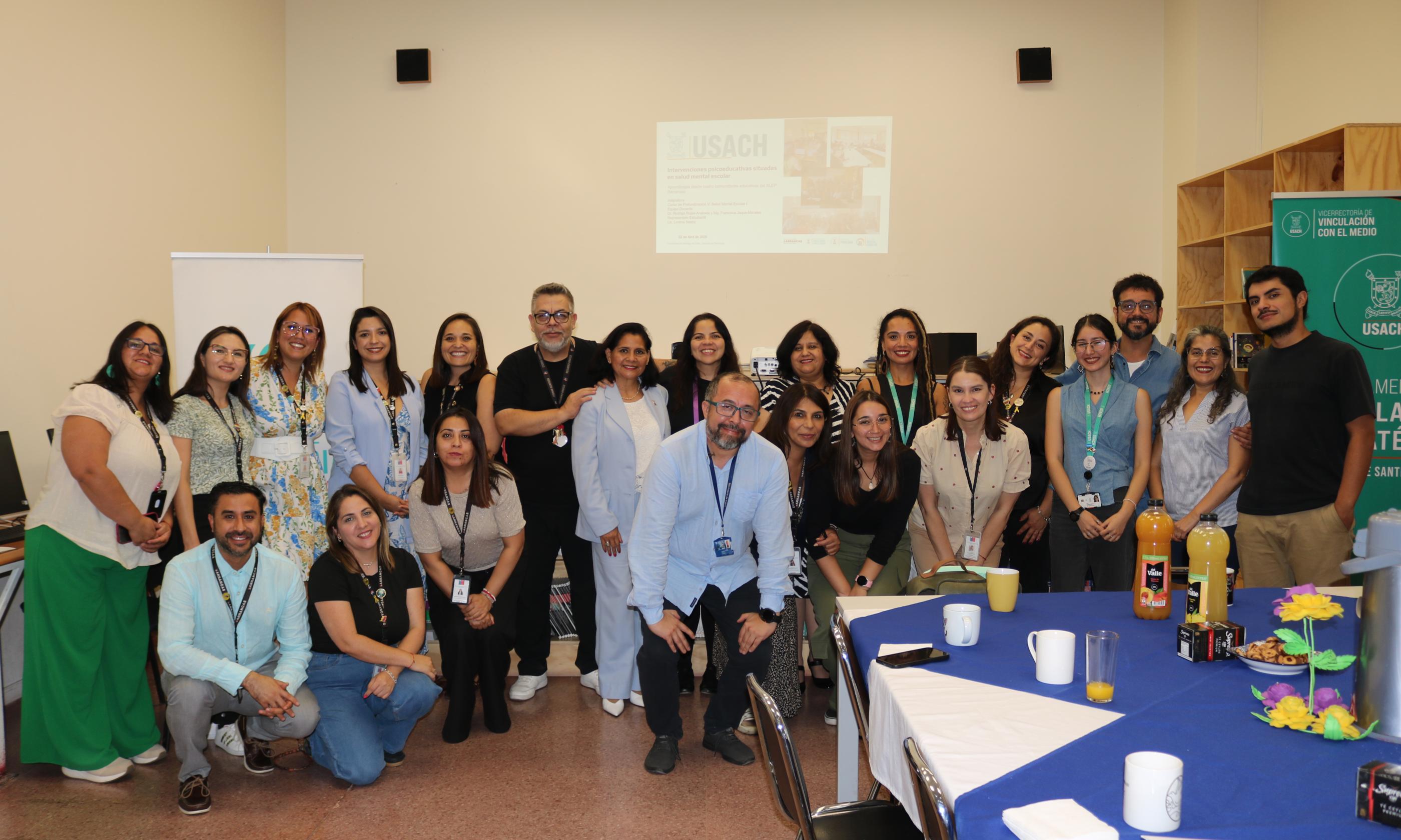 Foto grupal de estudiantes, funcionarios y docentes participantes de la asignatura.