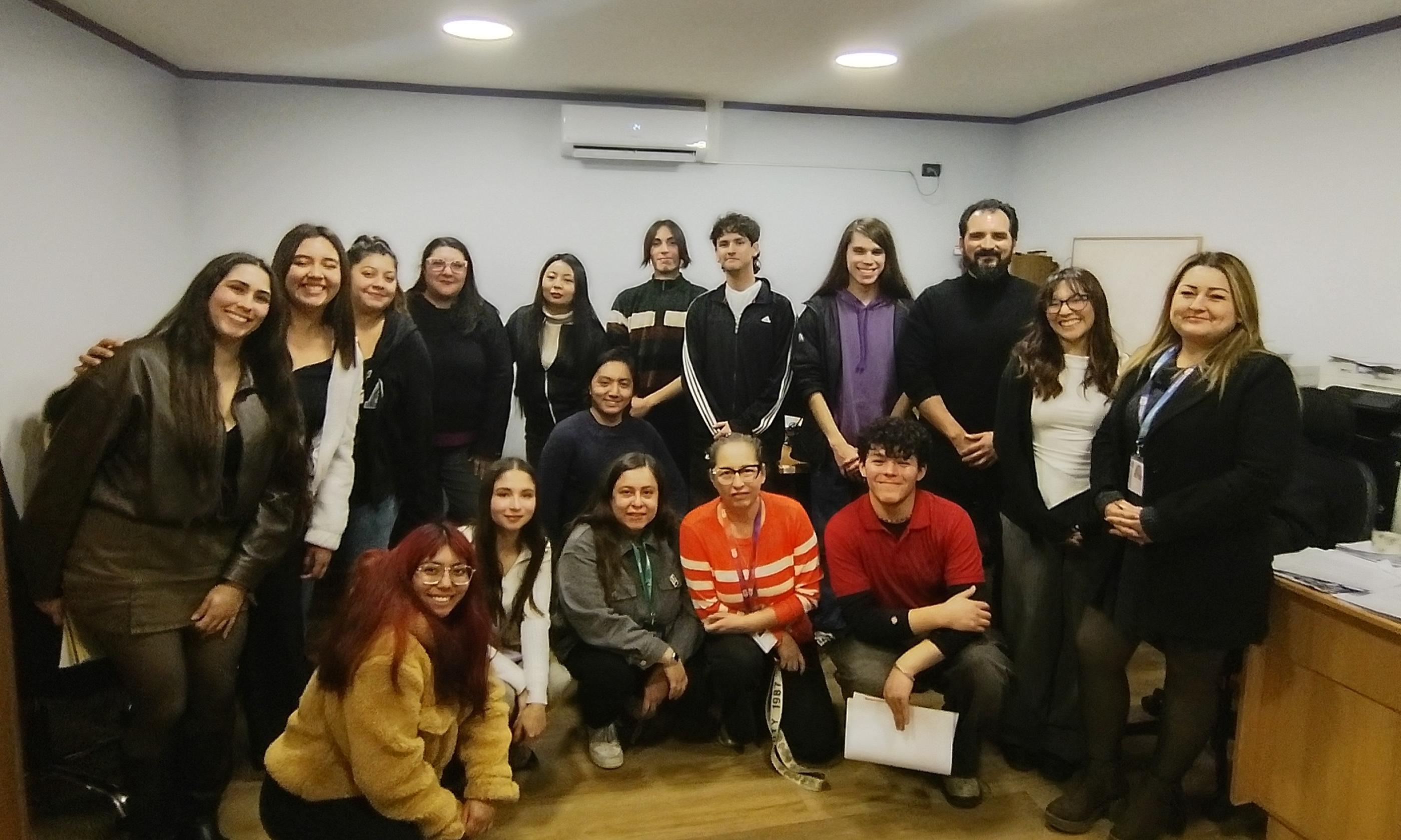 Fotografía de estudiantes y funcionarios en el cierre de la asignatura.