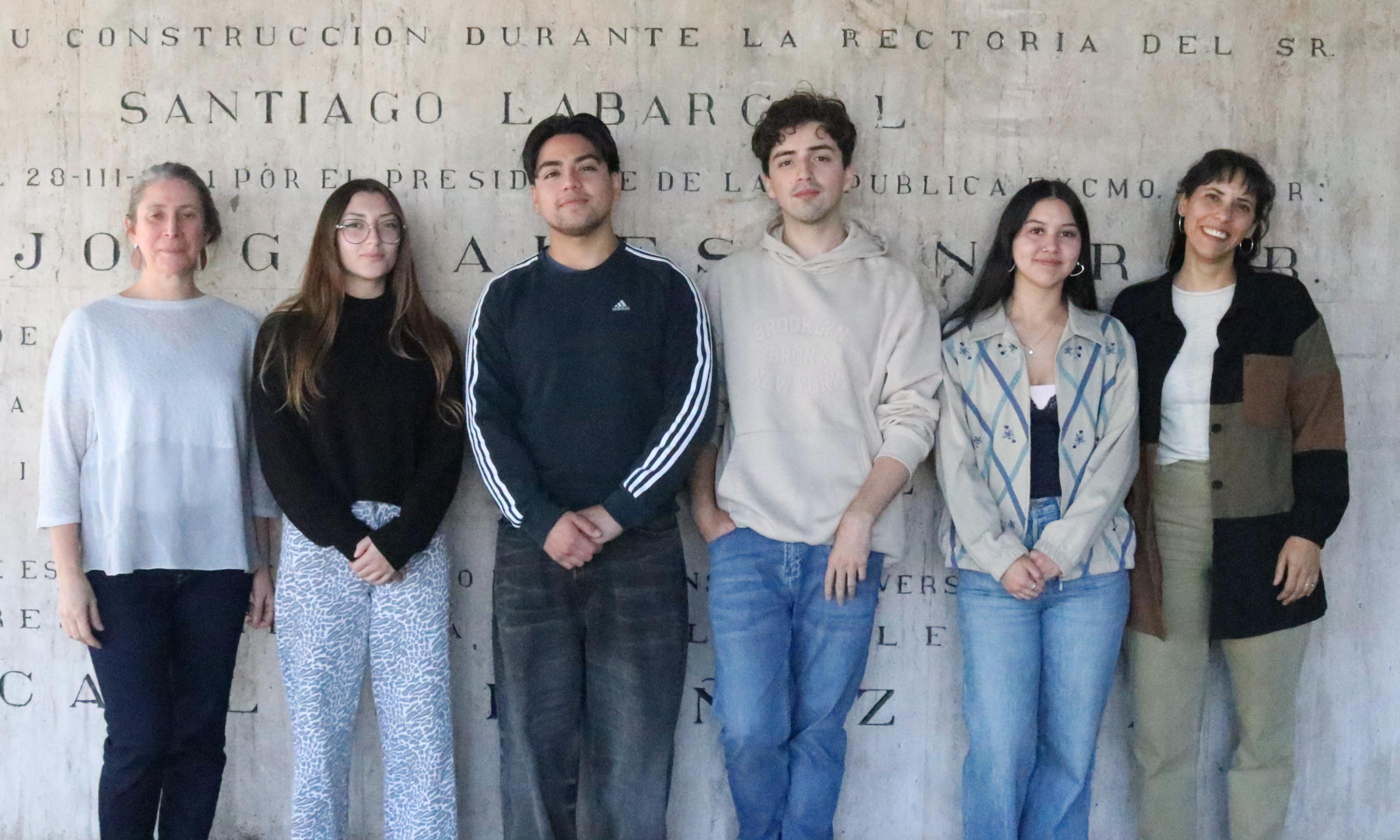 Fotografía grupal de estudiantes y docentes de la asignatura.