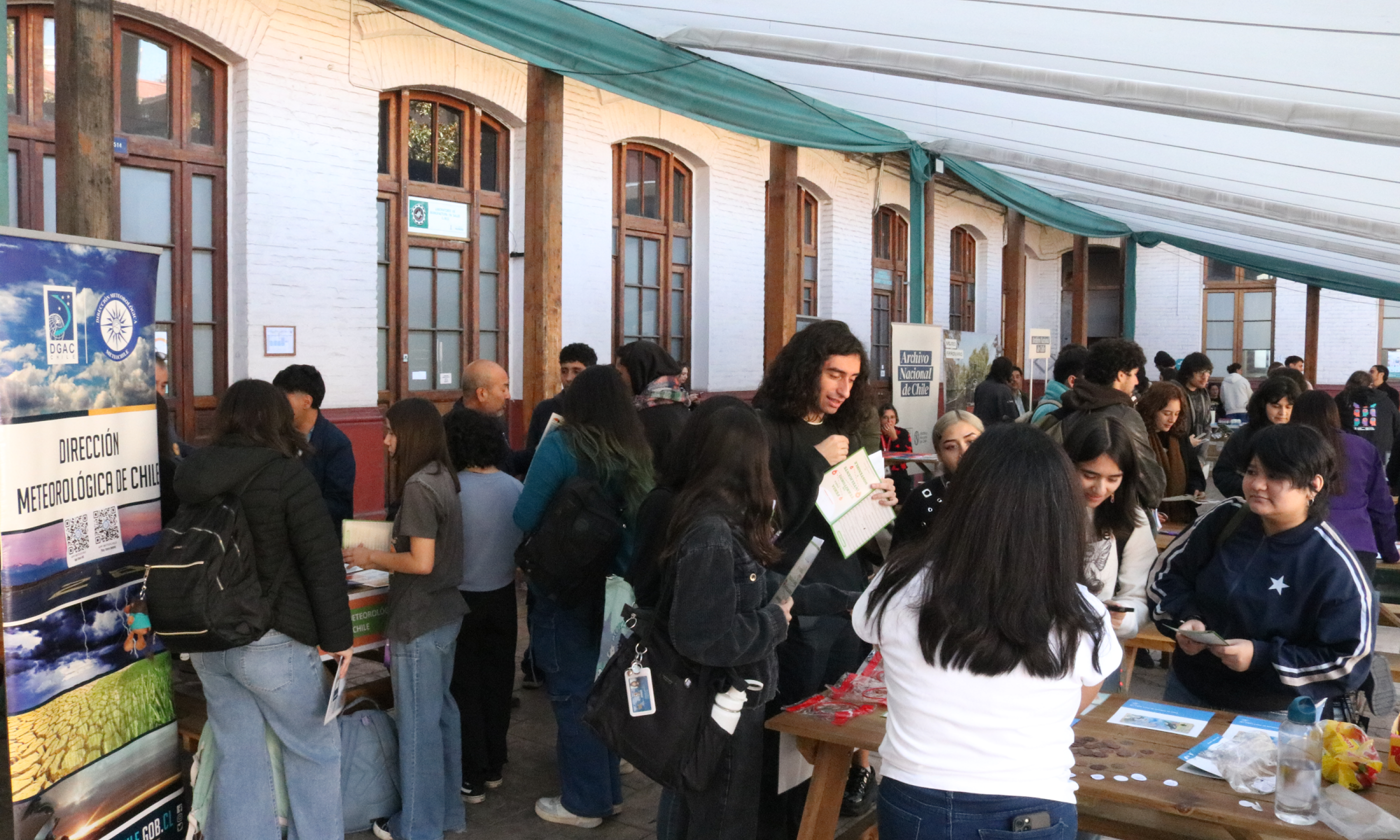 Fotografía de la feria en la Escuela de Artes y Oficios.