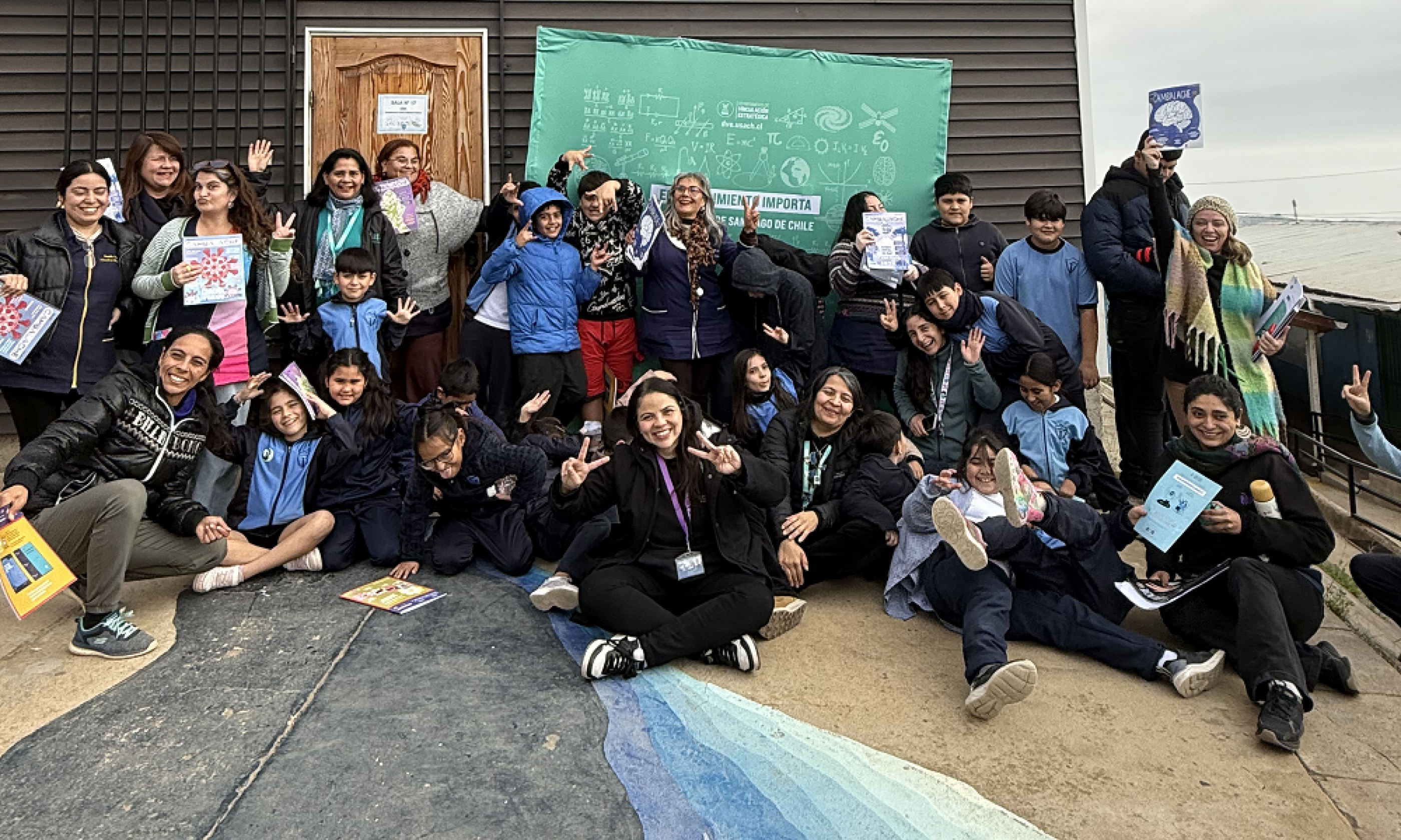 Estudiantes de la Escuela junto al equipo Usach en la biblioteca escolar.