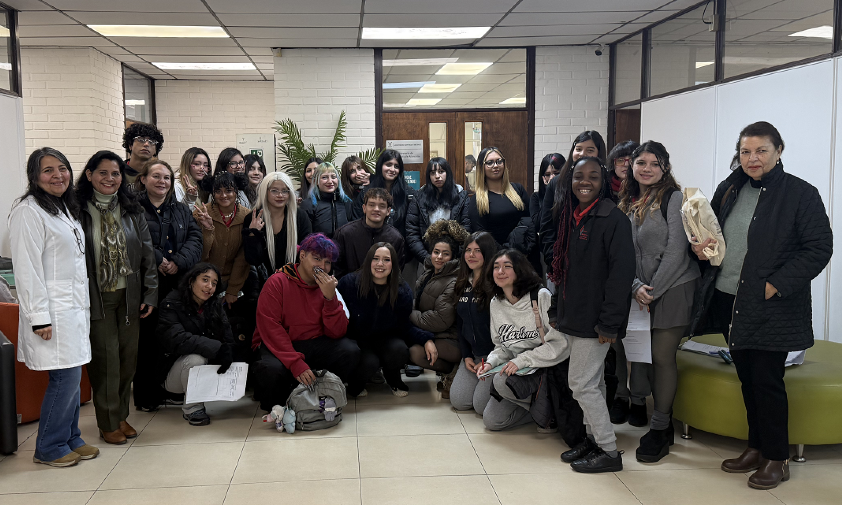 Delegación del colegio Pedro de Valdivia en el laboratorio Lictex.