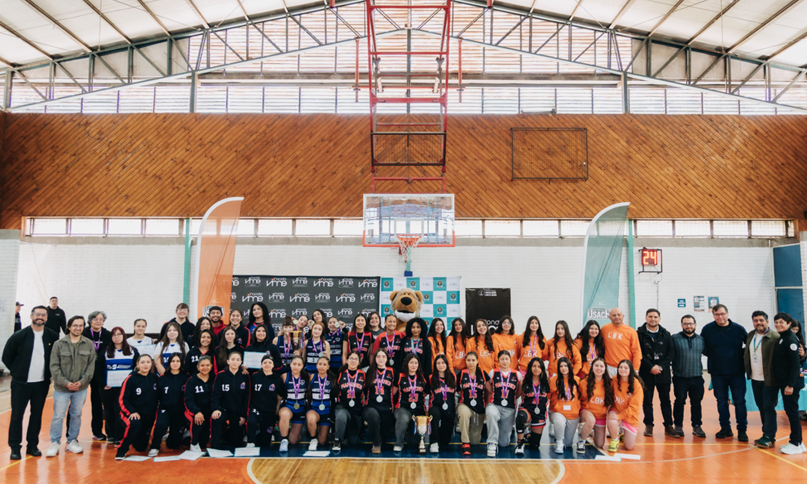 Fotografía de los clubes de básquetbol y equipo del proyecto.